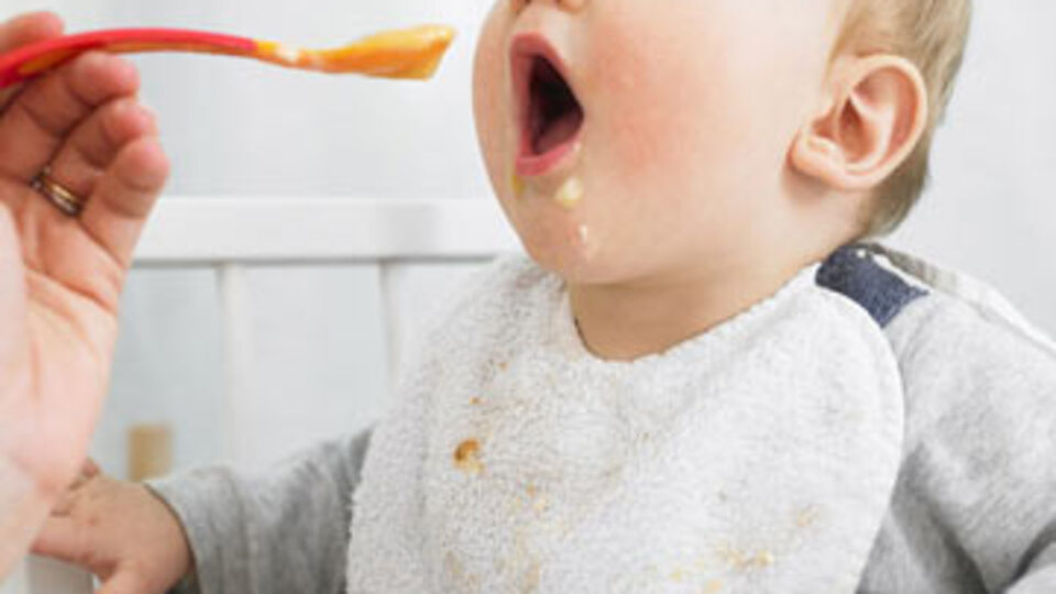 Bebeğe mama vermeyin!