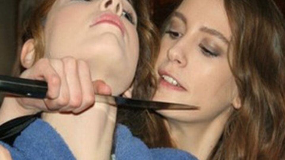 Serenay'dan bıçaklı saldırı!