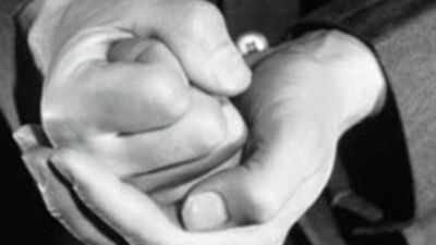 Kızını dövmesine engel oldu ama... VİDEO