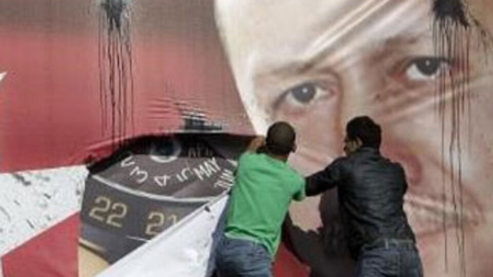 Ak Parti'nin afişleri parçalandı! VİDEO