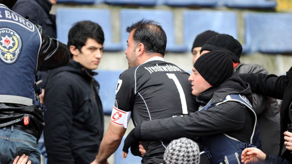 Kaleci taraftarlara saldırdı!