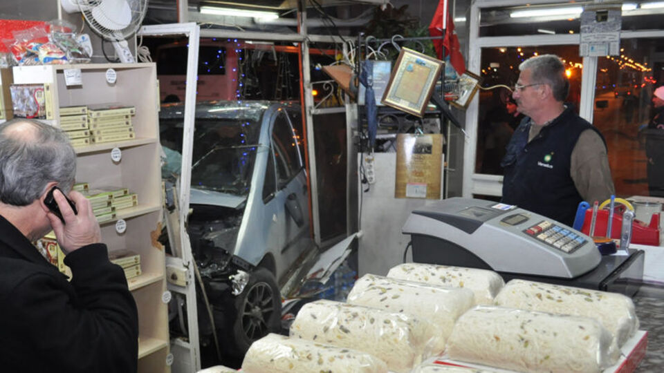 Otomobil, pişmaniye dükkanına girdi