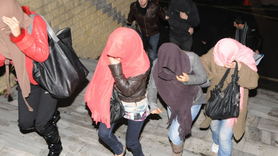 Masaj salonuna baskın: 10 gözaltı