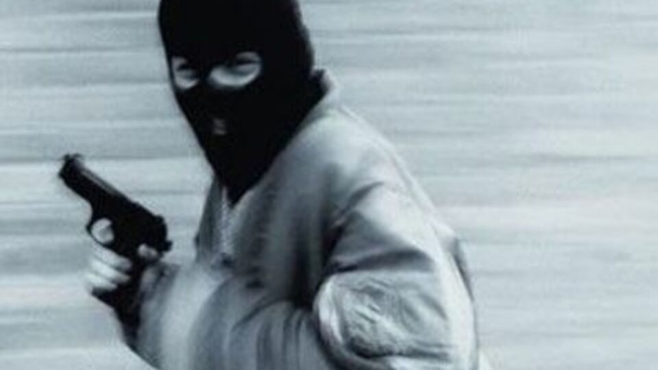 Ciddiye alınmayınca bankayı soymaktan vazgeçtiler!