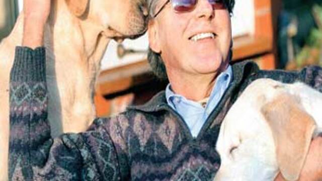 Köpek, köpeğe rehberlik ediyor