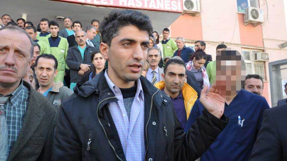 Eşine iğne yapan erkek hemşireyi tartakladı