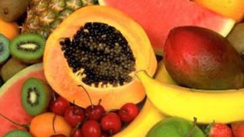 Tezgâhlarda tropik meyve dönemi