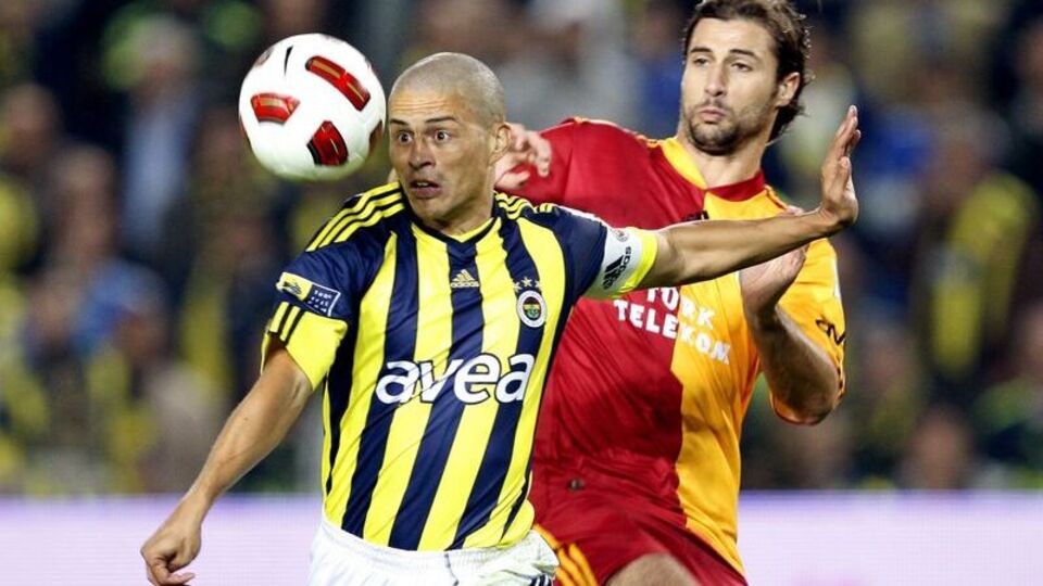 Alex'e kelepçe!