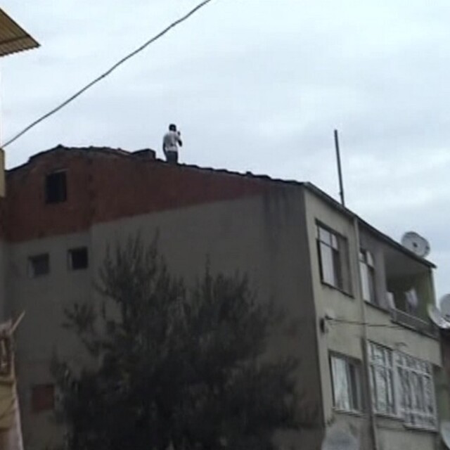 Çılgın koca çatıya çıktı!
