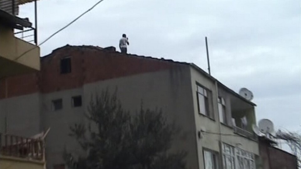 Çılgın koca çatıya çıktı!