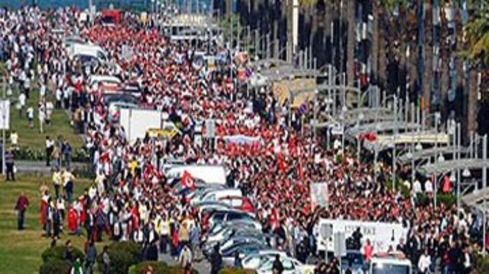 İzmir'de 'Balyoz' yürüyüşü!