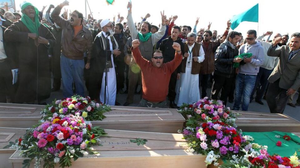 Hafız Esad'ın heykeli ateşe verildi - GALERİ