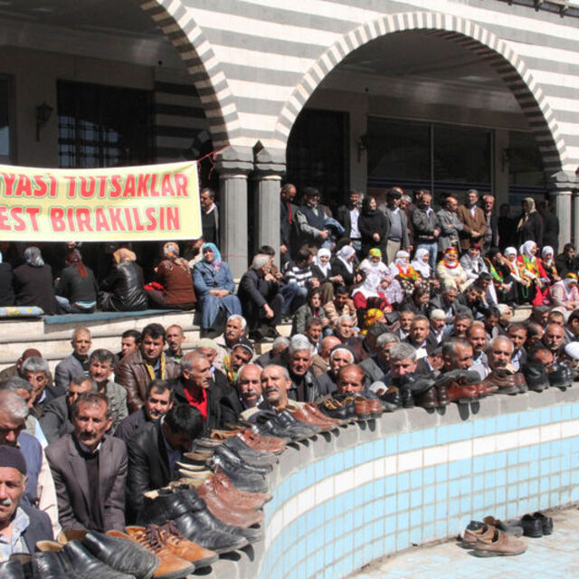 BDP ve DTK'nın oturma eylemi başladı!