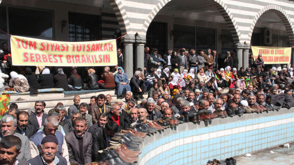 BDP ve DTK'nın oturma eylemi başladı!