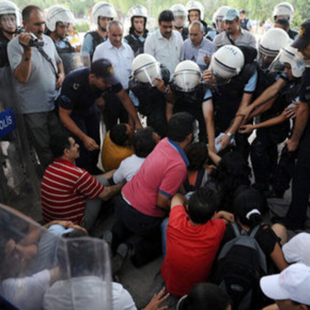 'Sivil itaatsizlik' eyleminde 80 gözaltı