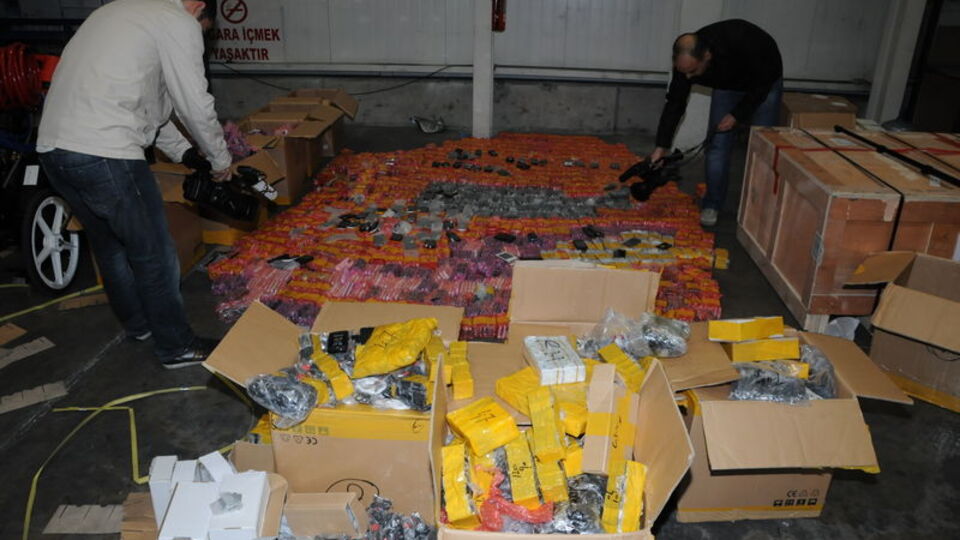 "Futbol topu" 6 bin kaçak İphone çıktı