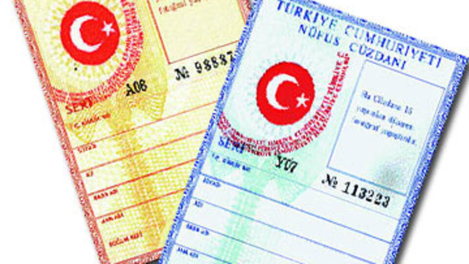 Anneleri kimliklerini alıp kaçtı!