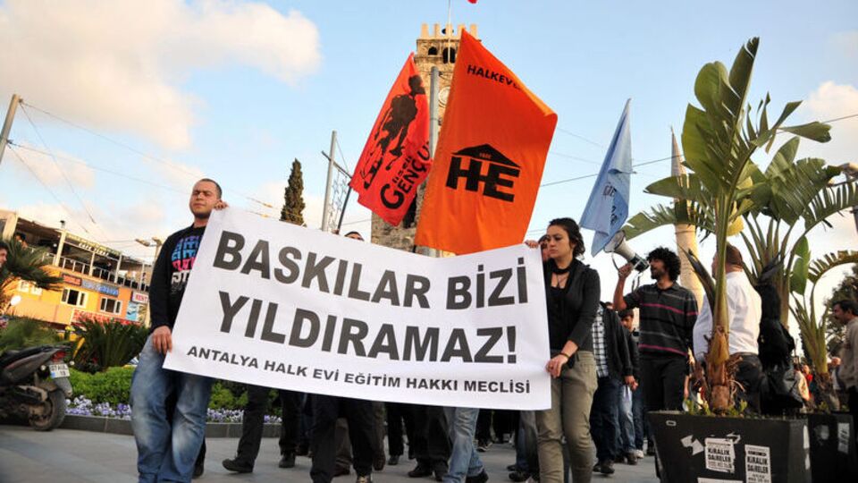 ''YGS'de şifre'' protestosuna gözaltı