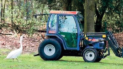 Kuğu traktöre âşık oldu