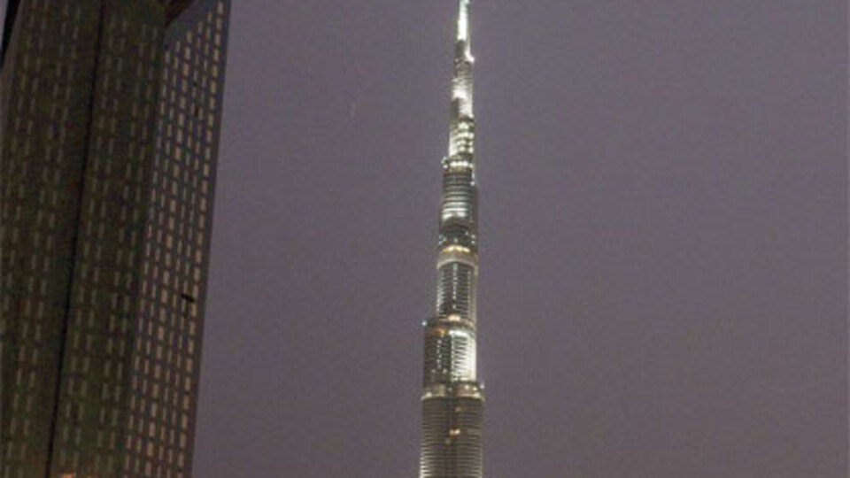 Burç Halife'ye yıldırım düştü