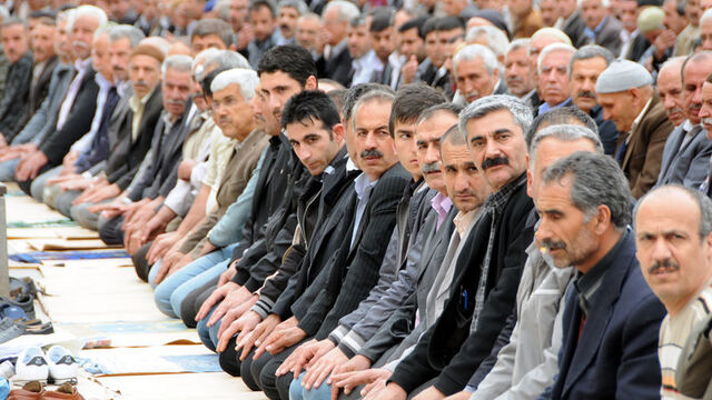 Diyarbakır'da 4 bin kişilik sivil cuma namazı!