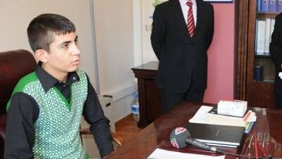 Tutuklu genç cezaevi müdürünün koltuğunda