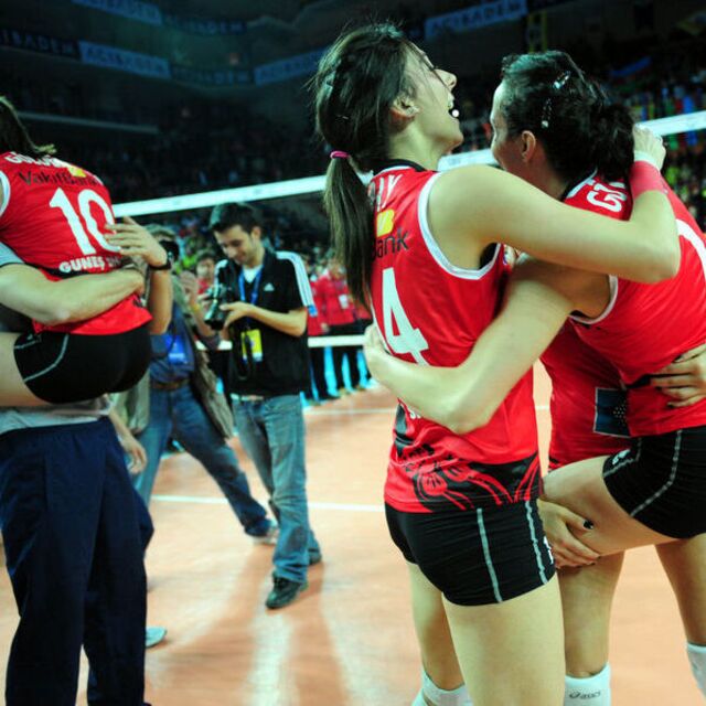 Vakıfbank yarı finalde!