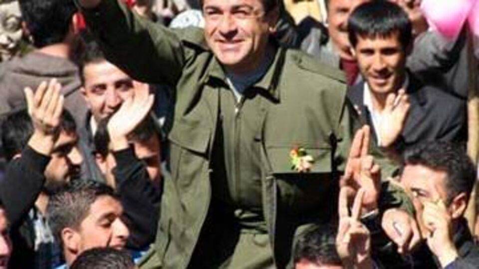 Taş atan BDP'li vekil, PKK'ya 'terör örgütü' dedi