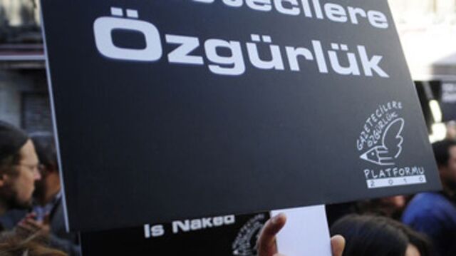 Gazeteciler Sultanahmet'te Şener ve Şık için yürüdü