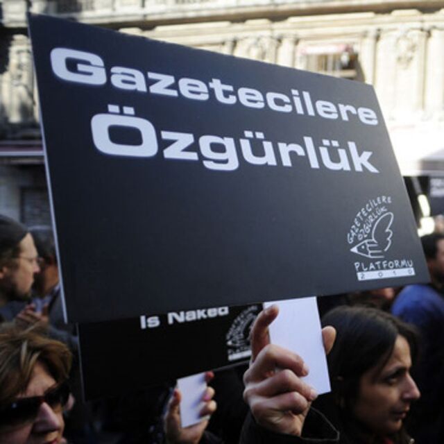 Gazeteciler Sultanahmet'te Şener ve Şık için yürüdü