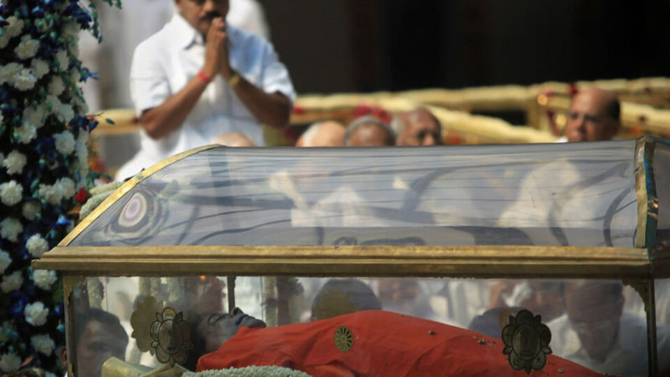 İki gün önce ölen Hindu guru Sai Baba, yeniden doğdu