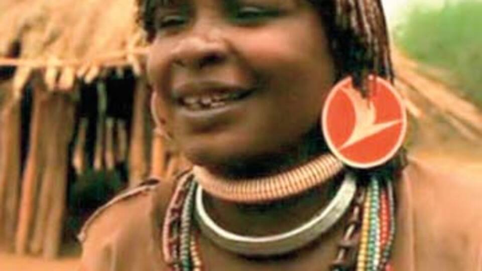 Etiyopyalının kulağına küpe oldu VİDEO