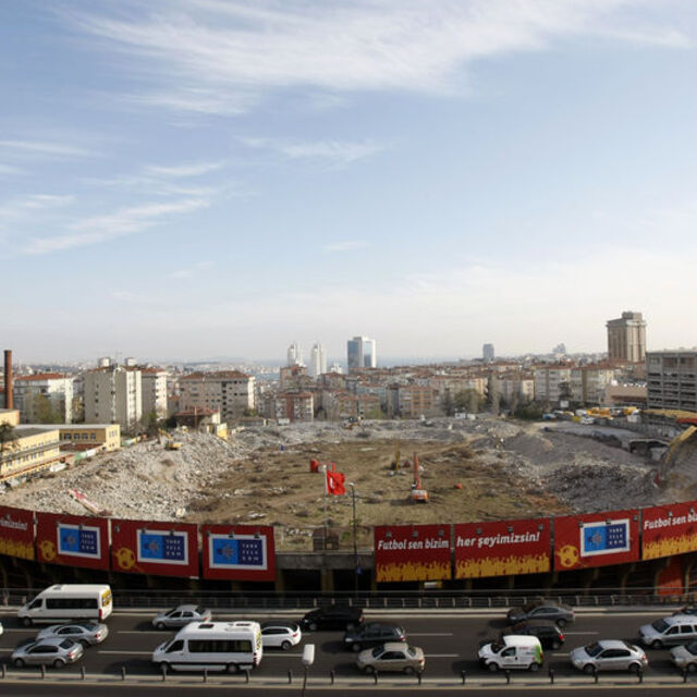 Ali Sami Yen yıkılıyor, yollar kapanıyor