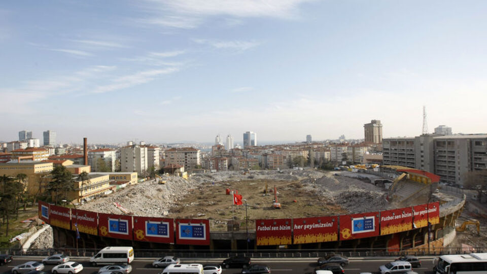 Ali Sami Yen yıkılıyor, yollar kapanıyor