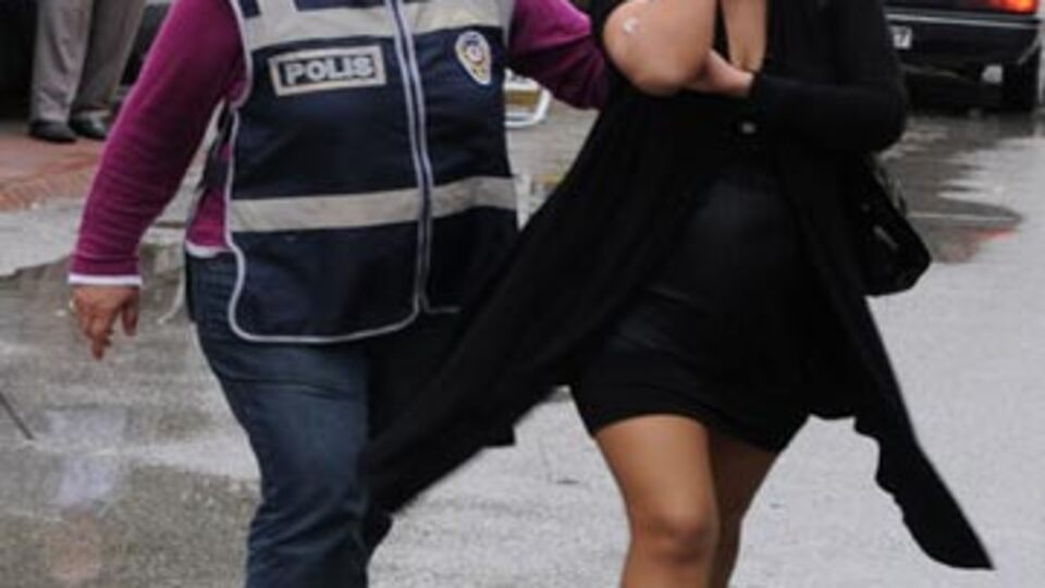 'Garson' olacaklardı, fuhuş yaparken yakalandılar