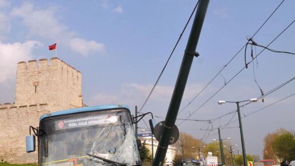 Halk otobüsü kontrolden çıktı!