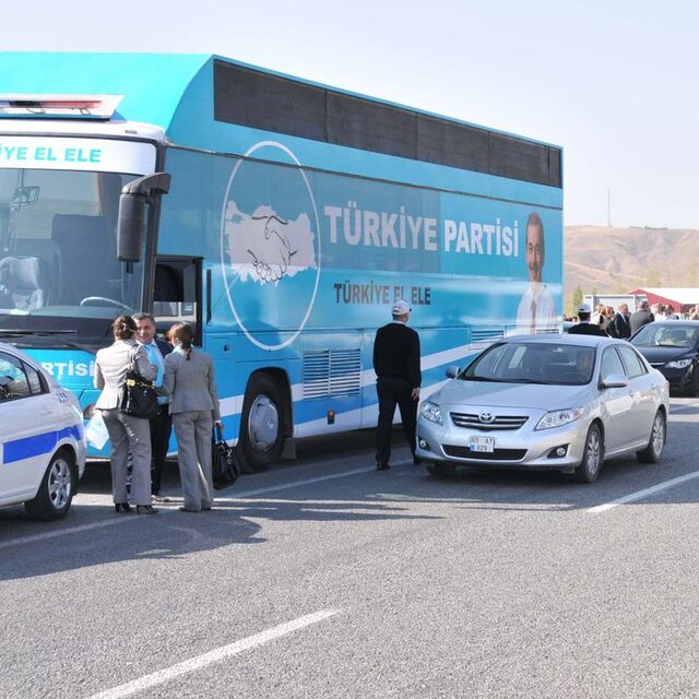 Abdüllatif Şener'in seçim otobüsüne ceza