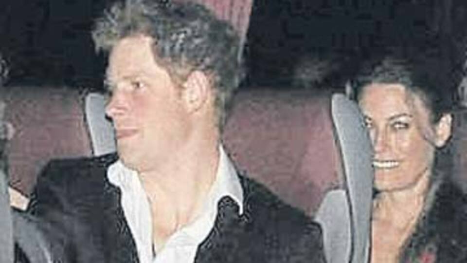 Prensesler 'çılgın parti'de dağıttı