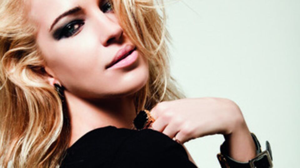 Burcu Esmersoy'un dizisi beklemede