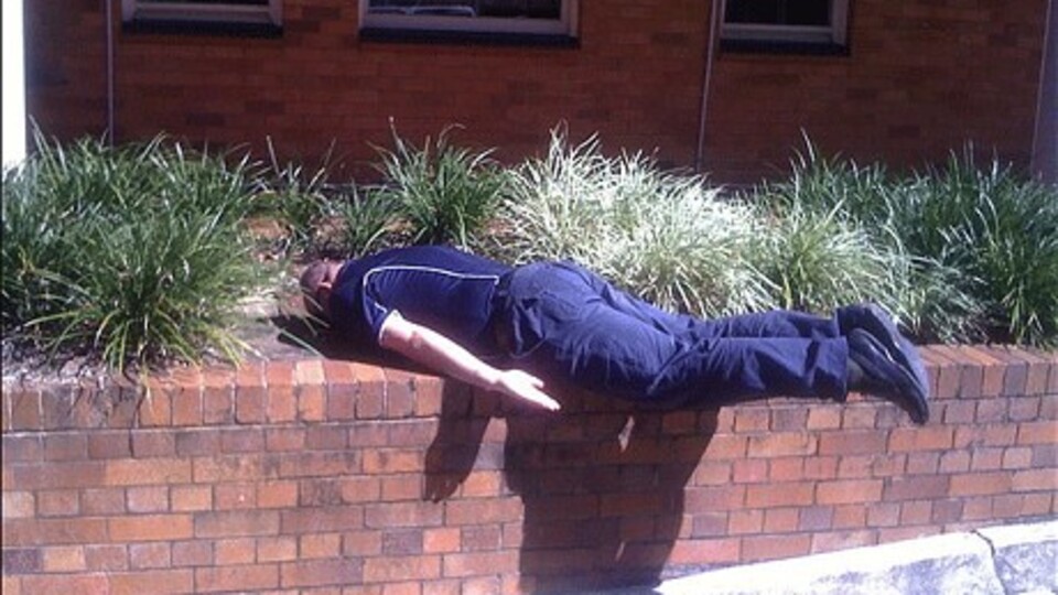 "Planking" (yüzükoyun uzanmak) modası hızla yayılıyor