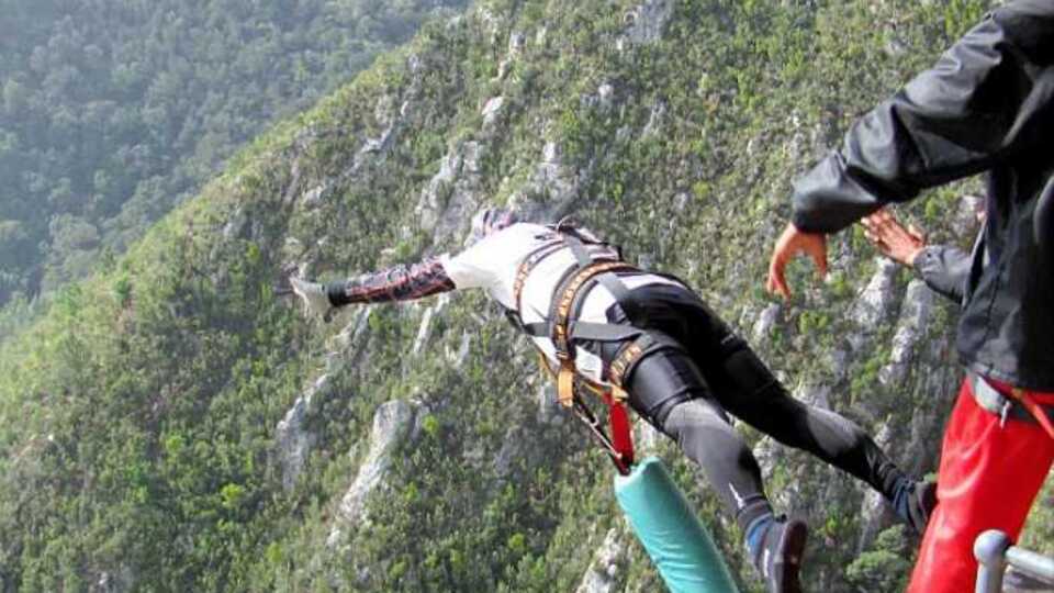 7.5 saat içinde, 105 defa köprüden atladı