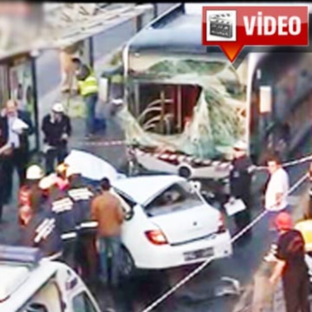 Metrobüs yolunda feci kaza!