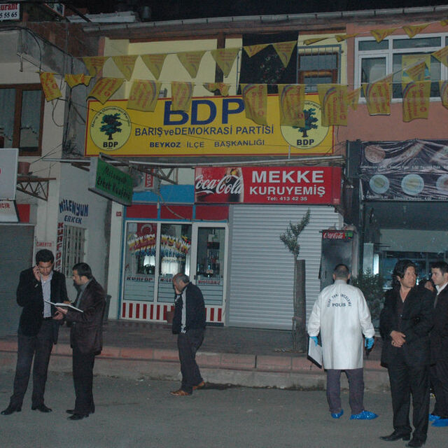 Beykoz BDP İlçe Başkanlığı kurşunlandı!