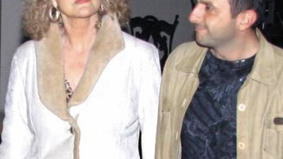 15 yaş küçük sevgiliyle el ele