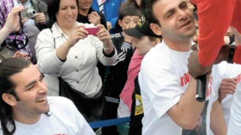 Nouma, Nihatçıları öptü