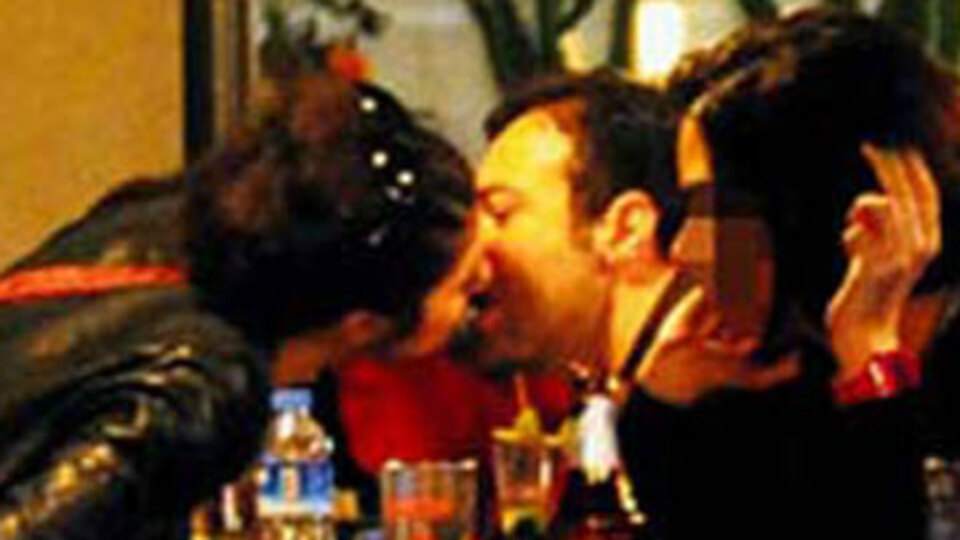 Öpüşmeye doyamadılar