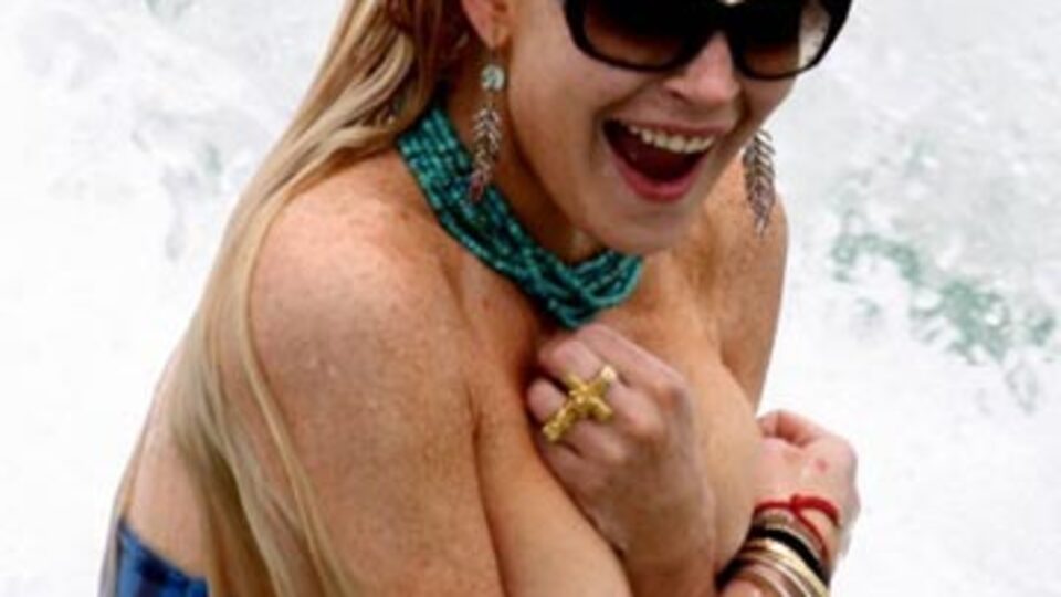 Bikinisini dalgalara kaptırdı GALERİ