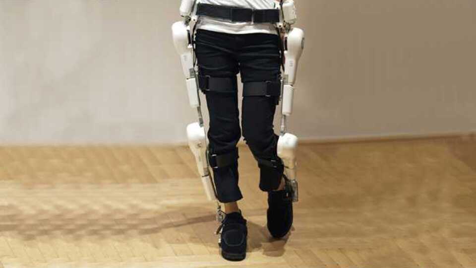 Engelliler, Japonların robotik ayağıyla yürüyecek