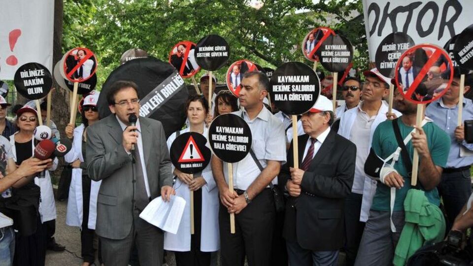 Sağlık Bakanlığı'na siyah çelenk!