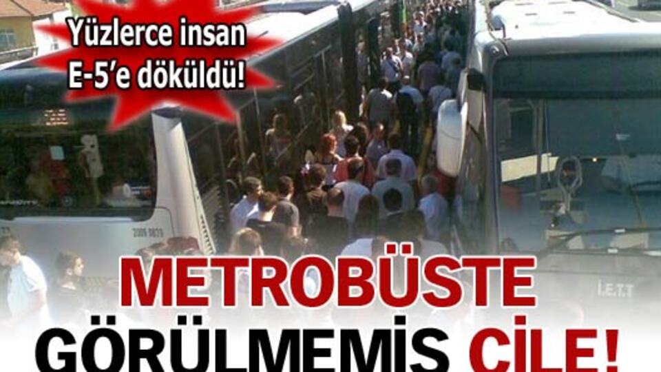 Metrobüs'te görülmemiş çile! GALERİ/VİDEO